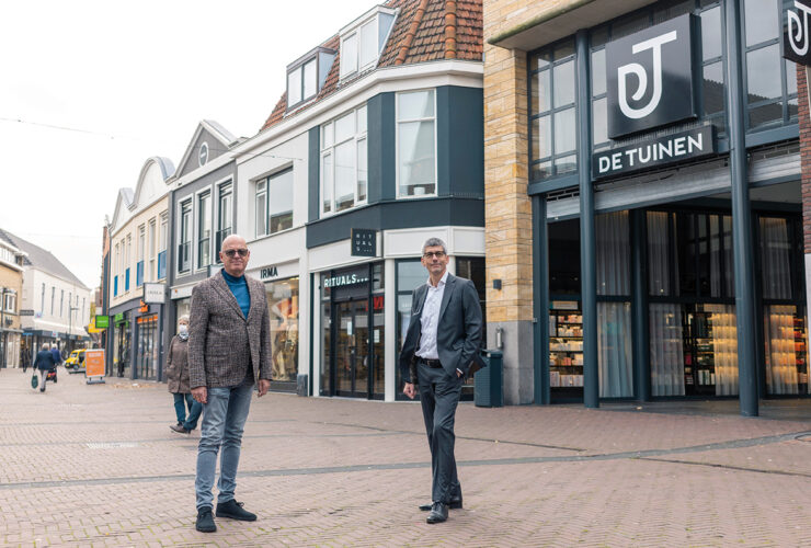 Rein Wiendels (BIZ Naaldwijk) en Huub Elders (Centrummanager De Tuinen) Samenwerken aan toekomst centrum Naaldwijk