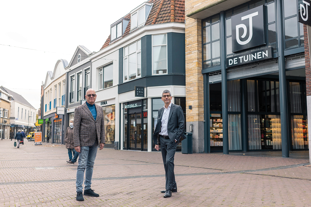 Rein Wiendels (BIZ Naaldwijk) en Huub Elders (Centrummanager De Tuinen) Samenwerken aan toekomst centrum Naaldwijk