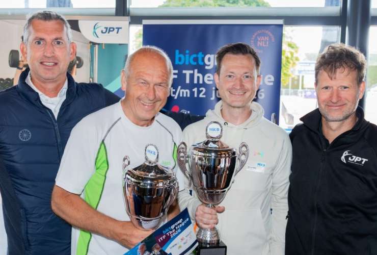 Sportieve netwerkmiddag trotseert stevige wind: ondernemers slaan hun slag op tennis- en padelbaan